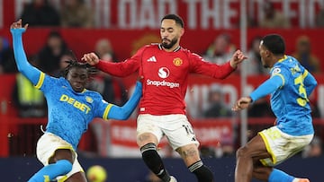 MANCHESTER (United Kingdom), 30/12/2025.- Manchester United's Matheus Cunha (C) in action against Wolves's Mateus Mane (L) and Jackson Tchatchoua (R) during the English Premier League match between Manchester United and Wolverhampton Wanderers, in Manchester, Britain, 30 December 2025. (Reino Unido) EFE/EPA/ADAM VAUGHAN EDITORIAL USE ONLY. No use with unauthorized audio, video, data, fixture lists, club/league logos, 'live' services or NFTs. Online in-match use limited to 120 images, no video emulation. No use in betting, games or single club/league/player publications.