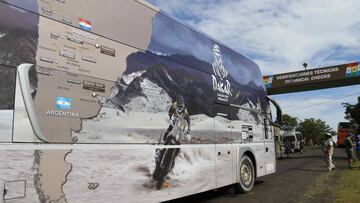 ASU01. LUQUE (PARAGUAY), 29/12/2016.- Vista de los vehículos que ingresan hoy, jueves 28 de diciembre de 2016, a la verificaciones técnicas, para la competencia Dakar, en Luque (Paraguay). Los helicópteros y aviones militares de la base aérea de Ñu Guasú, en Luque, comparten estos días el predio del ejército con motos, quads, coches y camiones del Dakar 2017, que en los últimos días han llegado al lugar, donde la organización del rally ha establecido el párking cerrado de la prueba nómada. EFE/Andrés Cristaldo Benítez