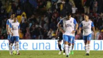 Jugadores de Cruz Azul salen triste después de la derrota ante Gallos Blancos.