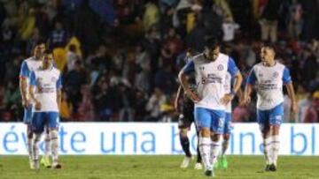 Jugadores de Cruz Azul salen triste despu&eacute;s de la derrota ante Gallos Blancos.