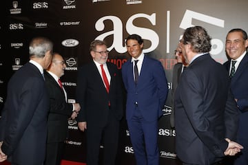 Alfredo Relaño, Juan Luis Cebrián, Juan Cantón, Manuel Mirat y Manuel Polanco reciben a Rafa Nadal. 