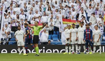 Gol anulado al Real Madrid. Asensio estaba en fuera de juego cuando empujó el balón después de un remate de cabeza de Casemiro al palo.