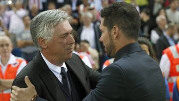 Simeone y Carlo Ancelotti se saludan antes de un derbi.