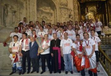 Los campeones en la catedral con el obispo auxiliar de Sevilla Monseñor Santiago Gómez Sierra.