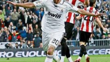 <b>PICHICHI. </b>Higuaín celebra el gol de la victoria ante el Athletic.