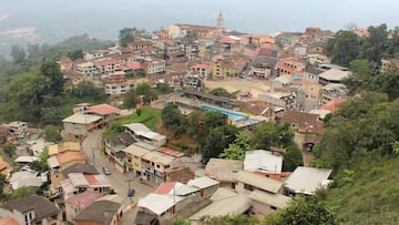 El pueblo que vive sobre oro y se está tragando la tierra