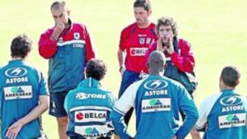 <b>SIGUE. </b>Lillo, que habla con sus jugadores en un entrenamiento, no será relevado de su puesto.