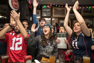 BLos aficionados de los Patriots se reunieron en bares para ver el partido mientras comían alitas y bebían cervezas. En la imagen celebran la conversión de 3 puntos pateado por Gostkowski en el segundo cuarto.