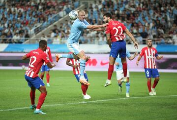 Erling Haaland observa un bal¨®n que no pudo rematar ante la defensa del rojiblanco Mario Hermoso.