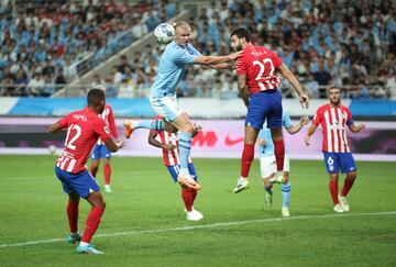 Erling Haaland observa un balón que no pudo rematar ante la defensa del rojiblanco Mario Hermoso.