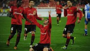 El Mallorca golea al Sabadell y mantiene el pulso por el ascenso