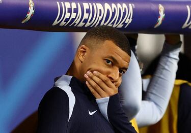 Gesto del delantero francés Kylian Mbappé durante el duelo de su selección frente a Países Bajos.