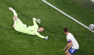 2-0. Anton Shunin no pudo evitar el segundo gol de Thomas Meunier.