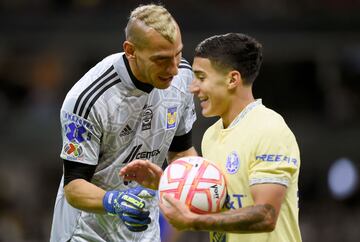 America's Alejandro Zendejas (right) and Tigres goalkeeper Nahuel Guzman during their Apertura 2022 clash on Saturday.