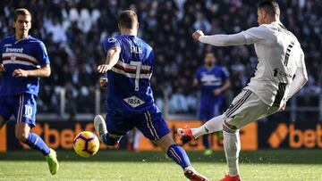 Juventus&#039; Portuguese forward Cristiano Ronaldo (R) shoots to open the scoring despite Sampdoria&#039;s Italian defender Jacopo Sala (C) and Sampdoria&#039;s Belgian midfielder Dennis Praet during the Italian Serie A football match Juventus vs Sampdor