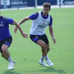 Iker Muñoz se ejercita con el grupo