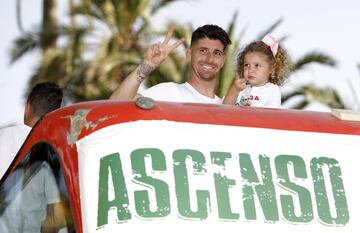 Los jugadores del Elche celebraron con la ciudad su vuelta a la categoría de plata.