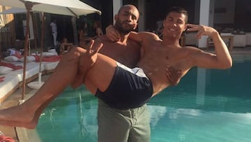 Badr Hari y Cristiano Ronaldo posan en una imagen de archivo.