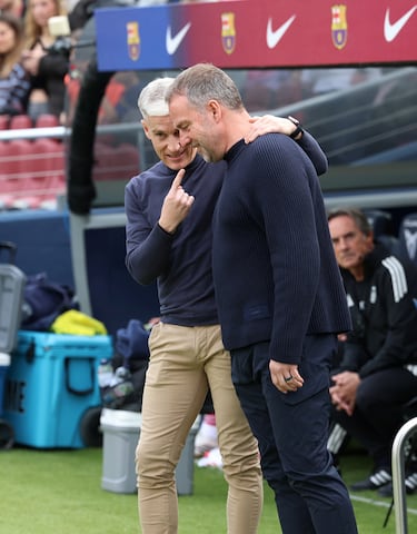 Saludo entre los entrenadores Hansi Flick y Javi Martínez. 
 