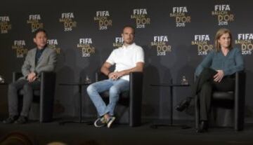 Rueda de prensa de los candidatos a mejor entrenador de fútbol femenino. Norio Sasaki, Mark Sampson y Jill Ellis.