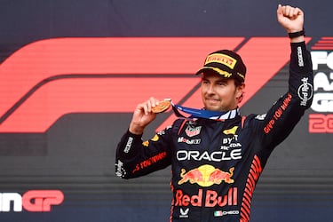Checo Pérez comparte la corona con Max Verstappen