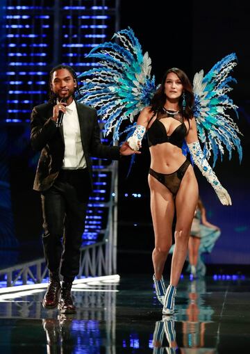 Bella Hadid junto al cantante estadounidense Miguel en el Victoria's Secret Fashion Show 2017