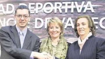 <b>COLABORACIÓN. </b>Ruiz Gallardón, Esperanza Aguirre y Teresa Rivero, tras la firma del acuerdo.