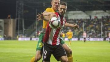 Kike Sola pelea por el control del balón con el jugador del MSK Zilina, Denis Vavro