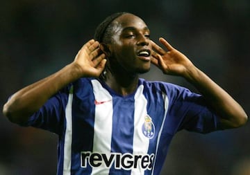 Benni McCarthy celebra un gol contra el Inter de Milan en la Champions League.