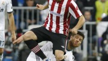 El centrocampista del Real Madrid Xabi Alonso (detrás) pelea un balón con el defensa del Athletic Club Jon Aurtenetxe.