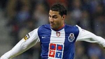 <b>EL DESEADO.</b> Tras el interés mostrado por el Atlético de Madrid, es ahora su compatriota Mourinho quien quiere al jugador del Oporto.