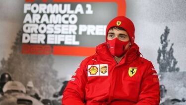 Leclerc anima a Sainz… y a todos