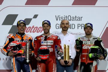 El piloto italiano Andrea Dovizioso celebra en el podio la victoria en el Gran Premio de Qatar junto al español Marc Márquez y el inglés Cal Crutchlow. 