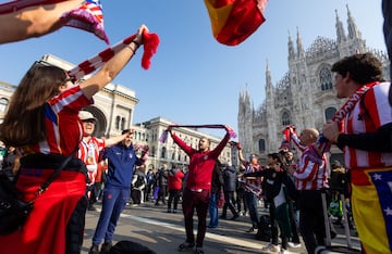 Un buen n¨²mero de aficionados ha viajado a Mil¨¢n para acompa?ar al equipo en la ida de los octavos de final de la Champions League ante el Inter.