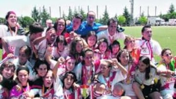 <b>PIÑA. </b>Las jugadoras franjirrojas celebran la consecución de la Copa de la Reina ante el Levante, campeón de la Superliga.