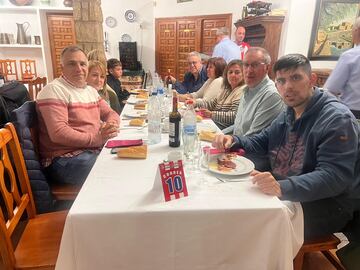 Asistentes en la cena de VIII aniversario de la pe?a atltica Arenas Valdeolivas. 