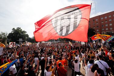 Manifestaci¨®n contra Peter Lim.