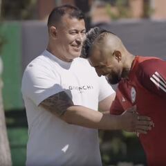 El afectuoso saludo entre Almirón y Vidal que entusiasma a los hinchas de Colo Colo