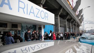 El Depor regalaba una entrada de acompañante a sus socios y las colas en las taquillas de Riazor fueron una constante ayer.