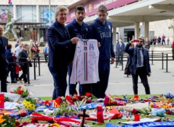 Multitudinaria despedida a Johan Cruyff en el Camp Nou. En la imagen Giancarlo Antognoni y dos jugadores d ela Sub-21, en representación de la selección italiana.