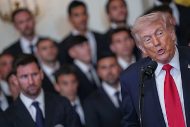 Lionel Messi, a la izquierda, y sus compañeros escuchan al presidente Donald Trump durante un evento en honor al Inter Miami, campeón de la Major League Soccer de 2025, en la Sala Este de la Casa Blanca.