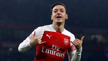 Mesut Özil celebra un gol durante su etapa como jugador del Arsenal.