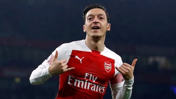 Mesut ?zil celebra un gol durante su etapa como jugador del Arsenal.