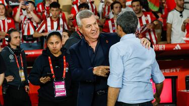 SEVILLA, 06/04/2024.- Los técnicos del Athletic Club, Ernesto Valverde (d) y del Mallorca, el mexicano Javier Aguirre, se saludan antes del inicio del encuentro correspondiente a la final de la Copa del Rey que Athletic Club y Real Mallorca disputan hoy sábado en el estadio La Cartuja, en Sevilla. EFE / Julio Muñoz.