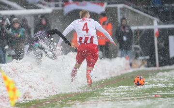 El defensa danés del Colonia Frederik Soerensen empuja a la nieve al delantero alemán del Friburgo Marco Terrazzino.