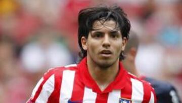 El Chelsea está dispuesto a hacer una oferta al Atlético de Madrid de 42 millones de libras (48,6 millones de euros o 69,5 millones de dólares) por el fichaje del 'Kun' Agüero, informa el diario 'The Sun' en su edición de hoy