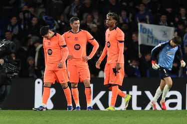 Los jugadores del Barcelona, Roony Bardghji, Robert Lewandowski y Lamine Yamal desolados tras el pitido final.