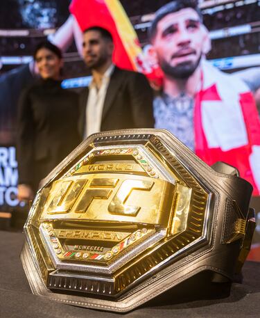 Ilia Topuria muestra el cinturón de campeón de la UFC en la rueda de prensa en el Hotel Rosewood Villa Magna.
