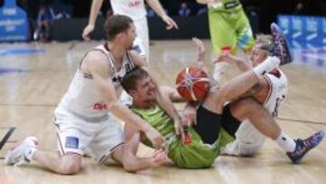 Janis Strelnieks pelea por el balón con Zoran Dragic.