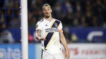 Luego de la derrota de Los Ángeles Galaxy ante Colorado Rapids, el atacante sueco salió muy molesto con el árbitraje y evitó a dos aficionados que querían saludarlo.